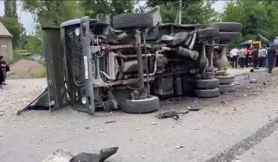 В Ленинском столкнулись два грузовика. Одного водителя зажало в кабине - видео