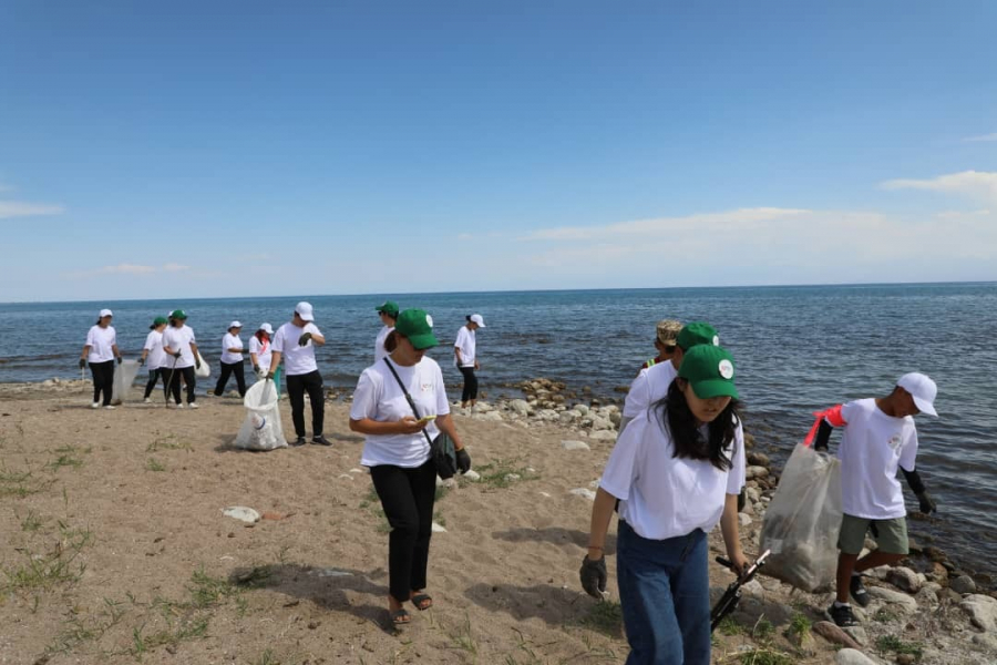 Школьники за день очистили от мусора 1,5 километра пляжей Иссык-Куля