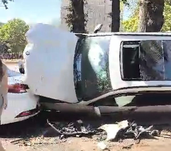 В Бишкеке BMW X7 снес светофор и протаранил три машины (видео)