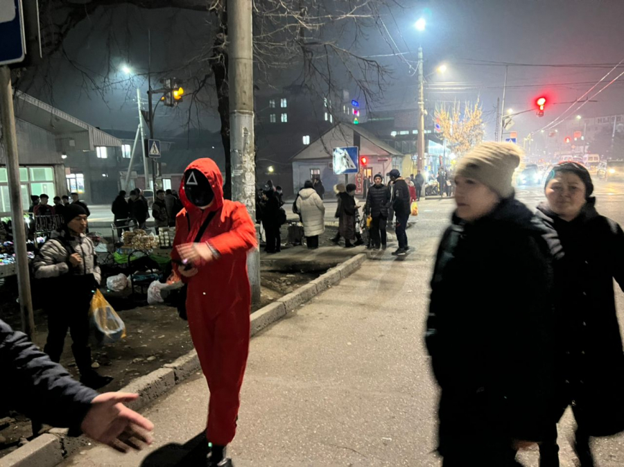 Игра в кальмара на улицах Бишкека. Инспекторы, переодевшись в персонажей сериала, напомнили горожанам о важности ПДД (фото)