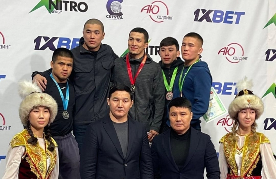 Брат Акжола Махмудова стал чемпионом Кыргызстана по греко-римской борьбе