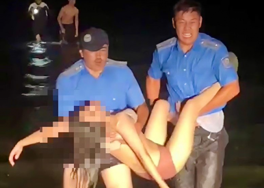 На Иссык-Куле милиционеры спасли тонущую девушку - видео