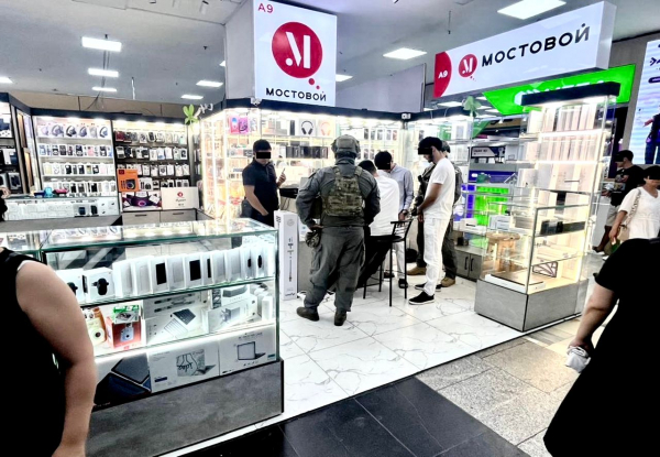 V Kirgizistanu razkrili prodajo ponarejenih iPhonov z večjim pomnilnikom