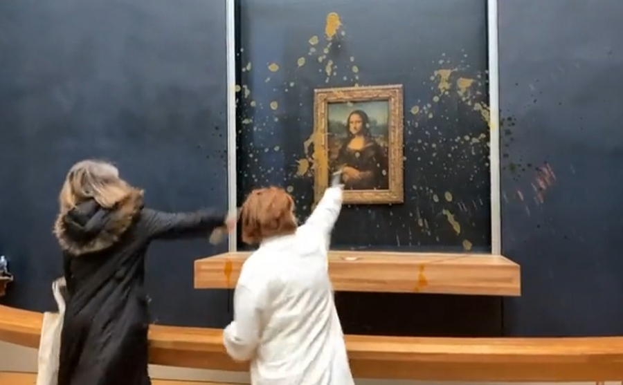 «Мону Лизу» в Лувре облили супом - видео