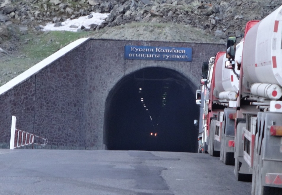 Работы по ямочному ремонту в тоннеле имени Кольбаева на перевале Тоо-Ашуу завершились (фото)