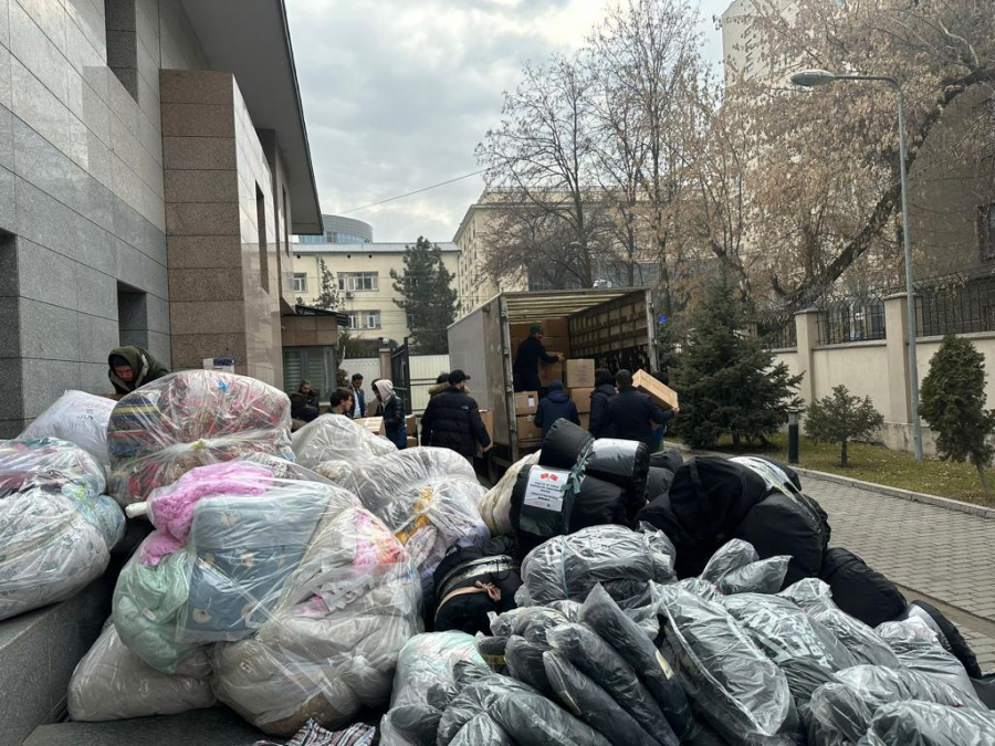 Кыргызстанцы и госорганы продолжают направлять гумпомощь пострадавшим от землетрясения в Турции