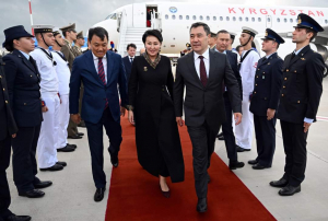 Садыр Жапаров с супругой прибыли в Рим. Как их встретили - видео