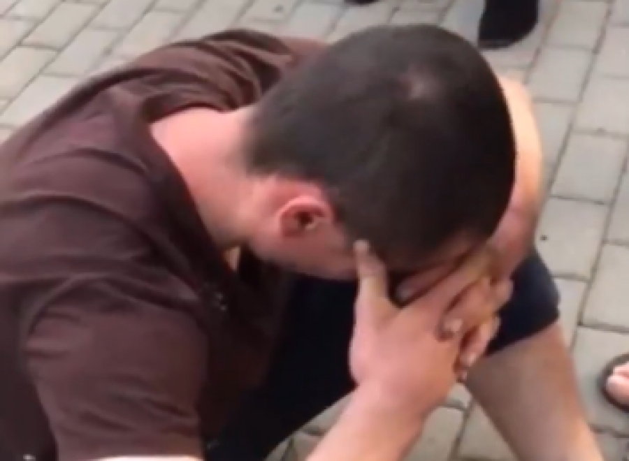 совращение мужчины видео пытается раздавить