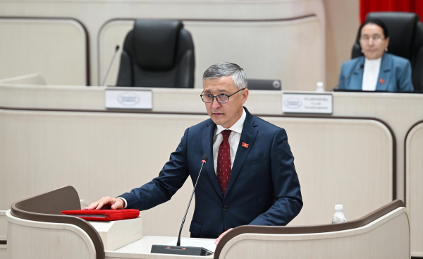 Депутат Жогорку Кенеша Нурланбек Азыгалиев написал заявление сдаче мандата