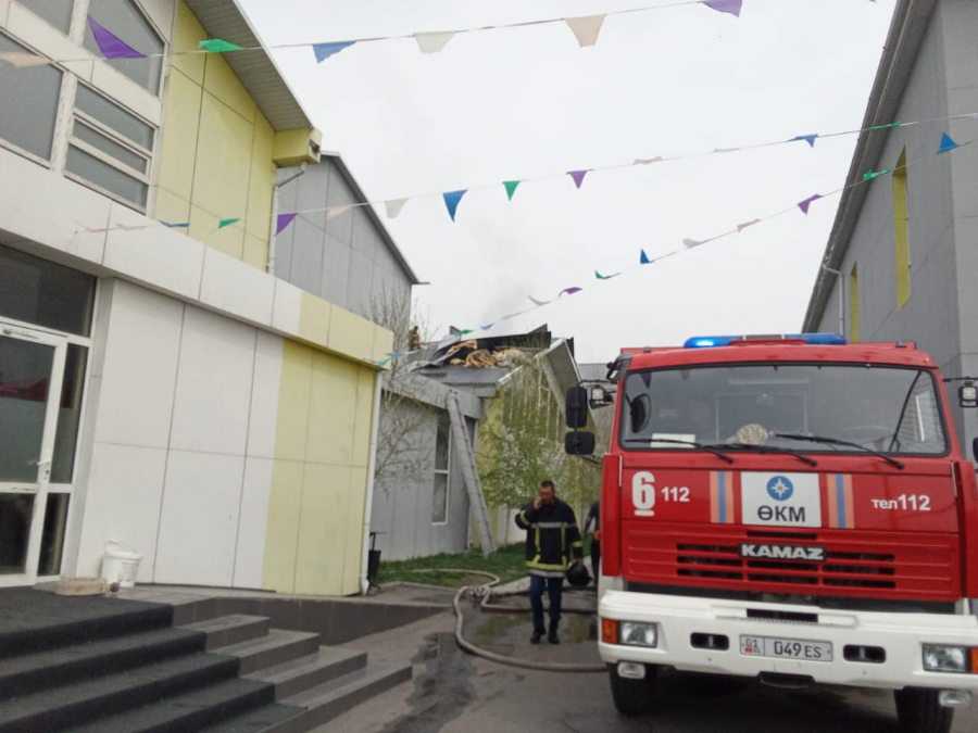 В Бишкеке из школы-интерната эвакуировали около 600 человек из-за пожара