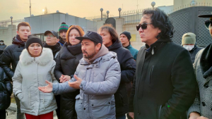 В Бишкеке возле посольства Казахстана проходит митинг в поддержку Викрама Рузахунова (фото)