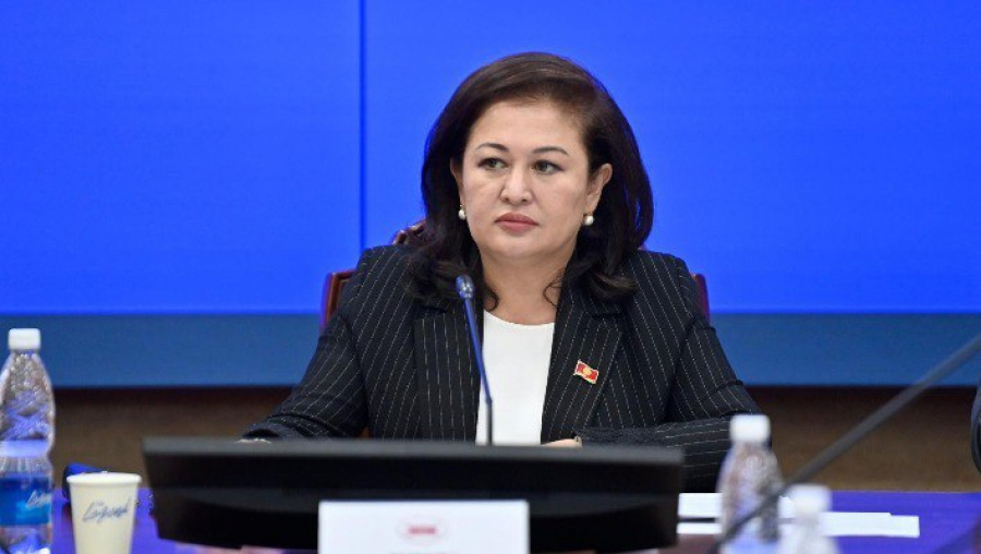 Үйде трусикаммен суретке түстім. Ачинск қаласындағы жезөкшелер