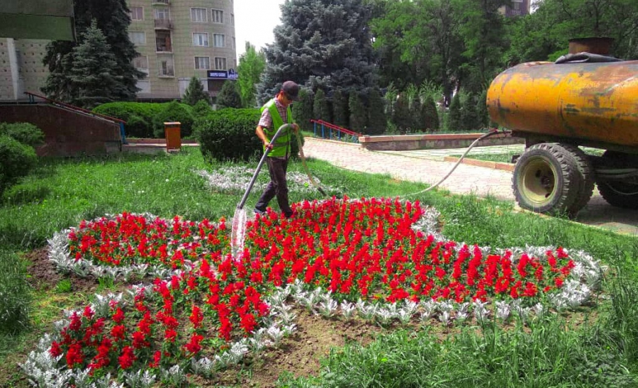 В «Бишкекзеленхозе» сняли видеоролик «Столичные озеленители на позитиве»