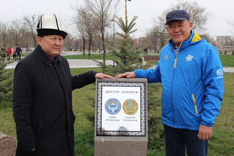 Зеленая акция на Аллее дружбы народов Казахстана и Кыргызстана
