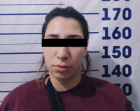 Пьяная женщина в Бишкеке напала на милиционера (видео)