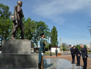 В Бишкеке открыли памятник Чолпонбаю Тулебердиеву