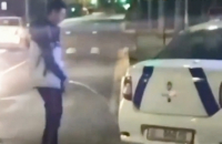 В Бишкеке неизвестный справил нужду на авто патрульной милиции (видео)