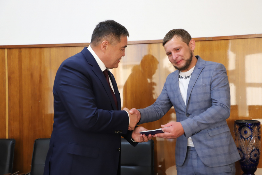 Камчыбек Ташиев вручил паспорт еще одному кыргызстанцу, никогда не имевшему документы, удостоверяющие личность (видео)