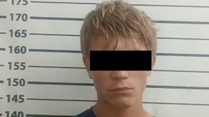 Бил кувалдой и нанес ножевое ранение. В Сокулуке 18-летний парень убил соседа