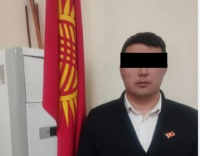 Глава горкенеша в Кара-Суу получил миллионы сомов с помощью фальшивого диплома
