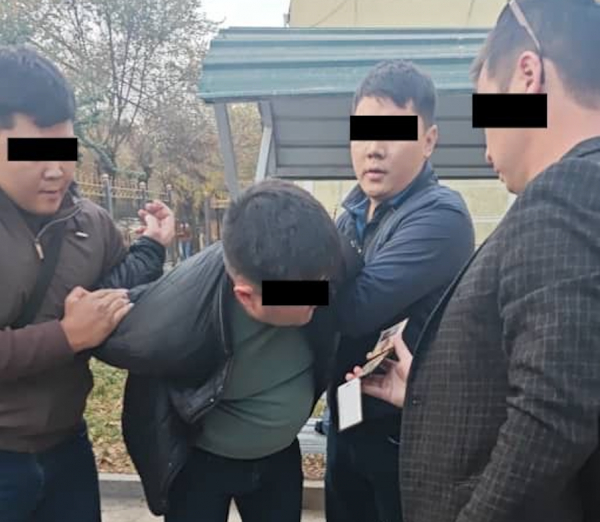 В здании Ошского горсуда задержан адвокат