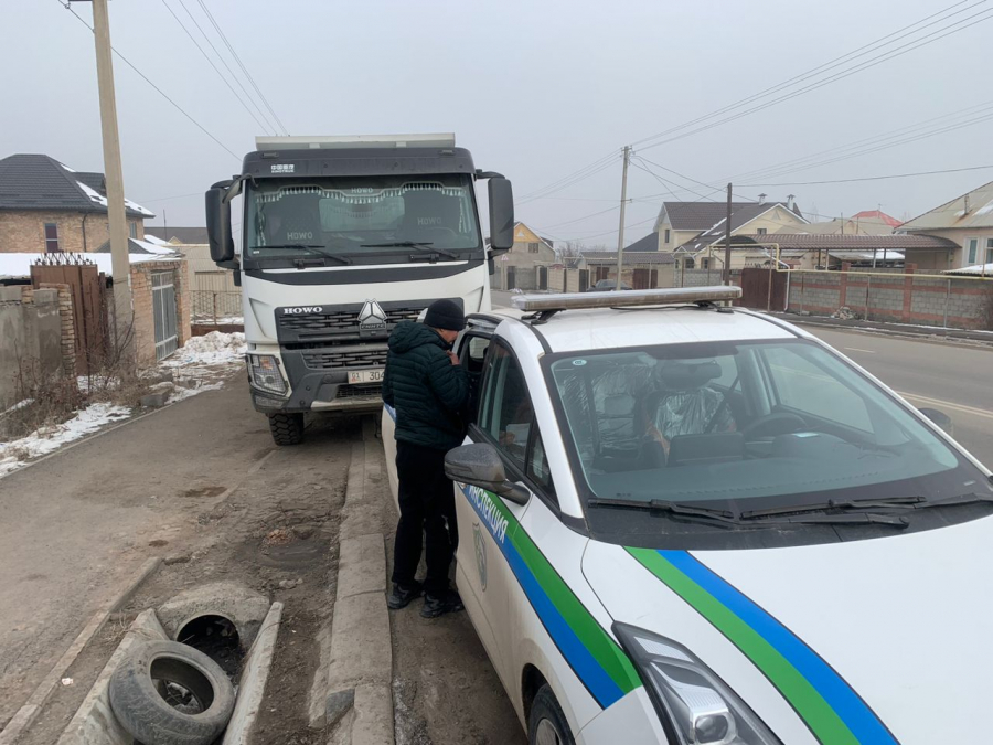 В Бишкеке оштрафовали водителя грузовика за повреждение тротуара