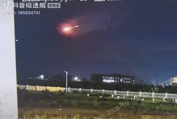 Загадочный взрыв в небе сняли на видео в Китае