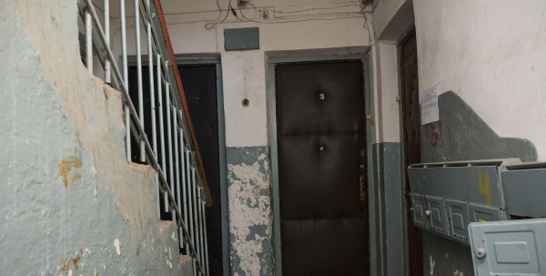 В селе Кожомкул женщина подслушивала у дверей в подъезде