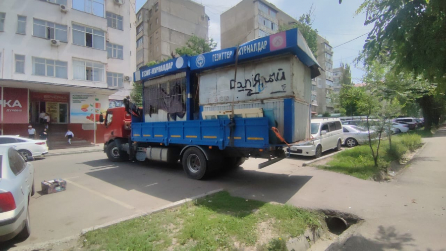 На «газетном рынке» в Бишкеке начали сносить павильоны (фото)