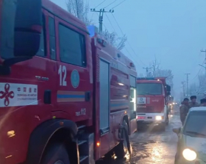 Пять пожарных расчетов тушат больницу в Оше - видео