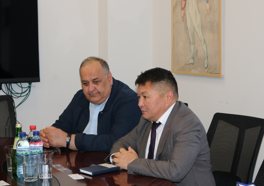 Посол КР Кайрат Осмоналиев провел встречу с директором Объединения аэропортов Грузии Ираклием Каркашадзе