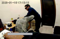 Камеры не остановили: участковые избили в ГОМ Бишкека подозреваемого в мелком хулиганстве