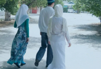 В столице Кыргызстана собирают подписи за смягчение наказания за многоженство (видео)