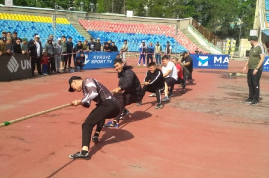 В Бишкеке впервые прошел чемпионат по перетягиванию каната