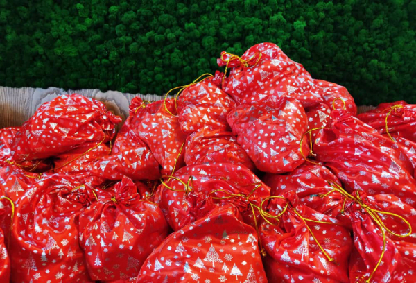 Кумтөр Ысык-Көл облусунун жана Бишкек шаарынын балдарына төрт жарым миң жаңы-жылдык белек тапшырды