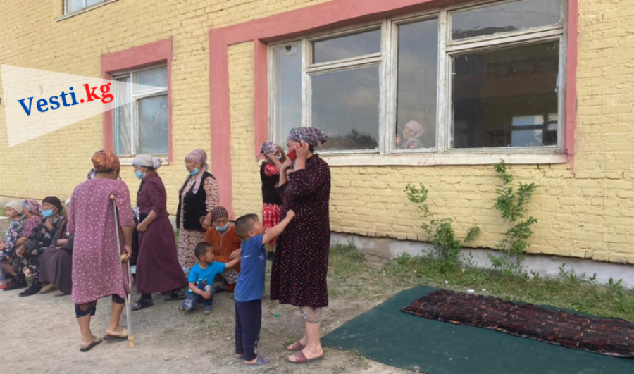 Эвакуированные из-за стрельбы на границе кыргызстанцы возвращаются в свои дома