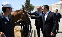 Ильхам Алиев подарил Садыру Жапарову карабахского скакуна