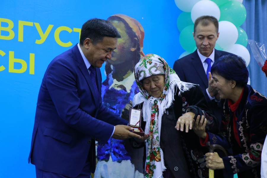 В Кыргызстане 22 педагога награждены за особый вклад в сферу образования