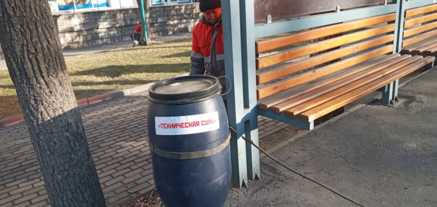 На бишкекских остановках устанавливают бочки для технической соли (фото)