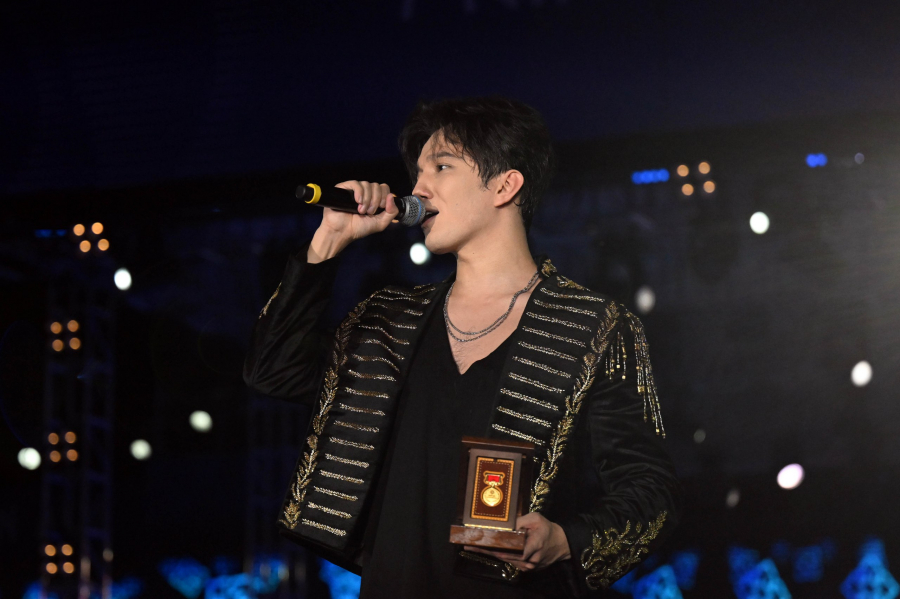 Dimash Kudaibergen želi koncertirati v Kirgizistanu, Mitya Fomin pa komentira spor z Aleksandrom Rogovim