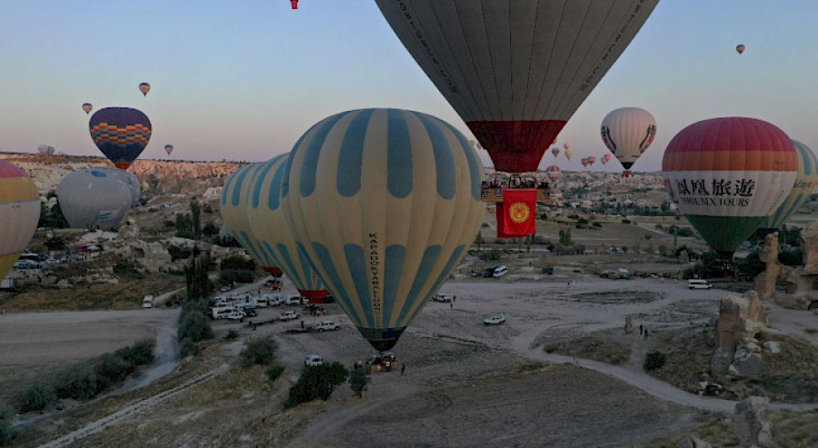 В Турции на воздушном шаре подняли флаг Кыргызстана (фото)