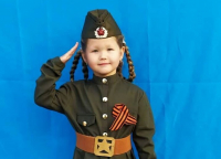 Маленькая кыргызстанка участвует в онлайн-фестивале «Спасибо за Победу». Проголосуем?