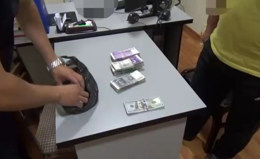 В Кара-Суу чиновник пытался подкупить чекиста за $13 тысяч (видео)
