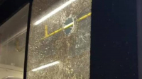 В Бишкеке пассажирка разбила камнем стекло автобуса