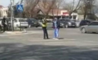 Драка милиционера с прохожим попала на видео в Бишкеке (видео)