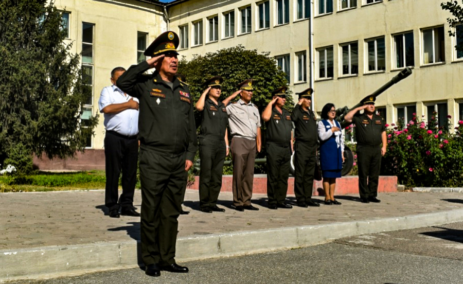 Министр обороны КР поздравил личный состав Военного лицея с Днем знаний