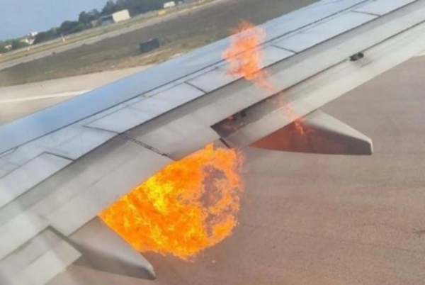 Двигатель пассажирского самолета загорелся во время взлета в Москве
