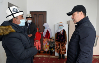 Садыр Жапаров встретился с памирскими кыргызами, переселившимися в Алайский район