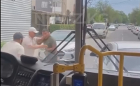 В Бишкеке подрались водители автобуса и легкового автомобиля