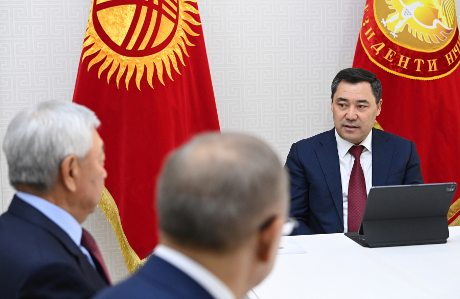Садыр Жапаров наградил граждан Казахстана за значительный вклад в укрепление дружбы между странами
